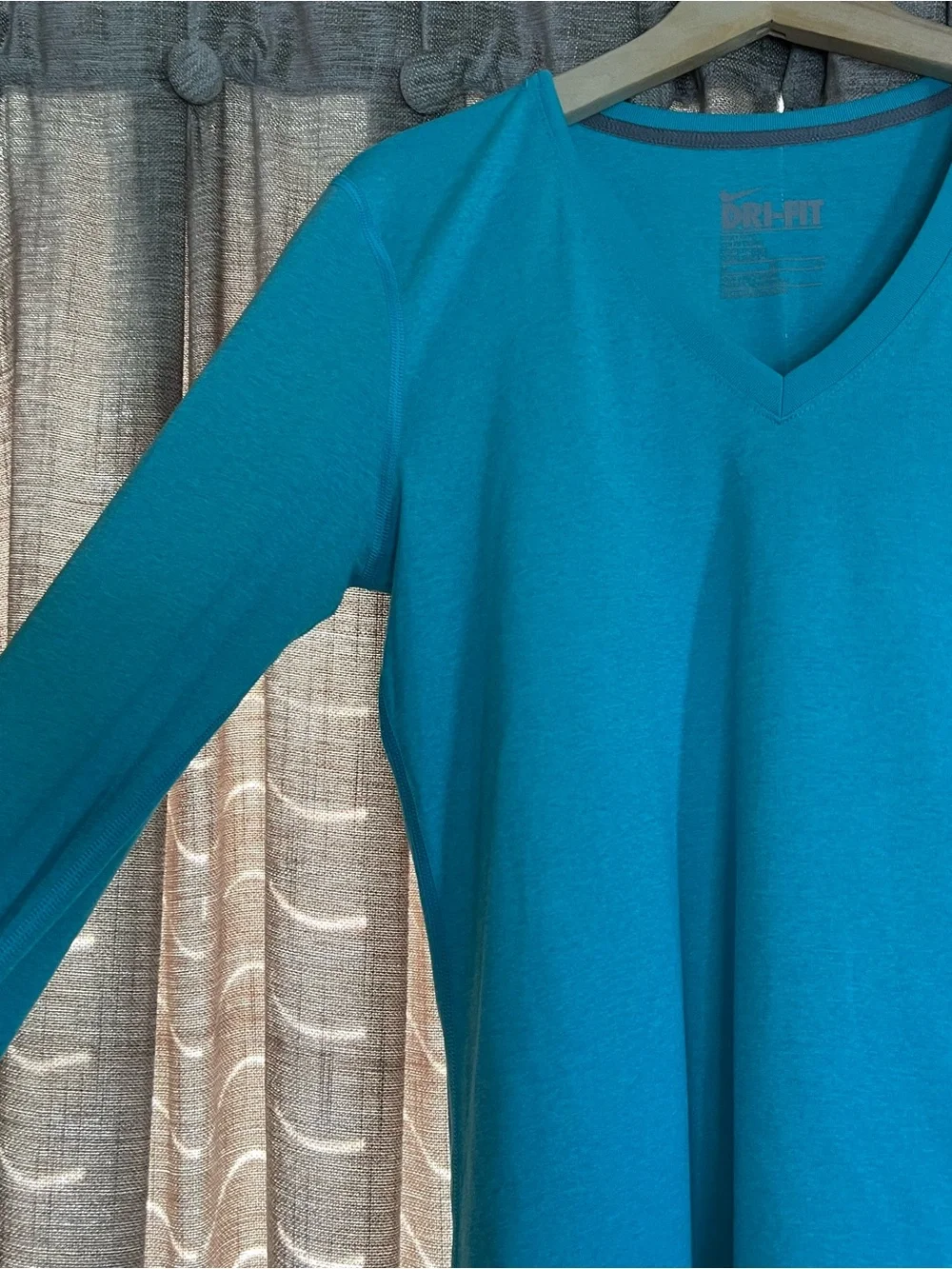 Nike Dri Fit Regular Fit Teal V-Neck Long Sleeve Athletic Top Size Medium